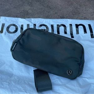 LULULEMON EVERYWHERE BELT BAG CAMO
